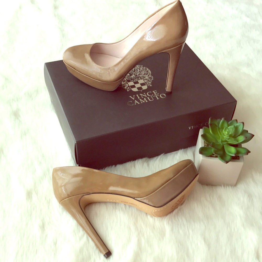 💕NWOT Vince Camuto Smoke Taupe  Patent Heels 👠